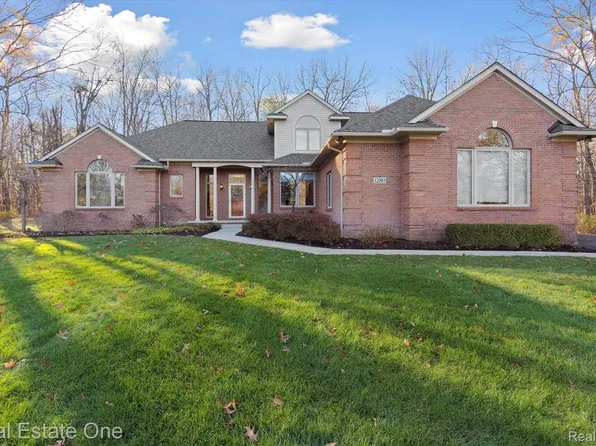 1280 Huntcliff Ct, Milford, MI 48380