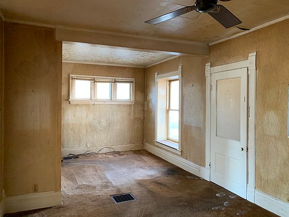 2nd image of 504 W Moulton St