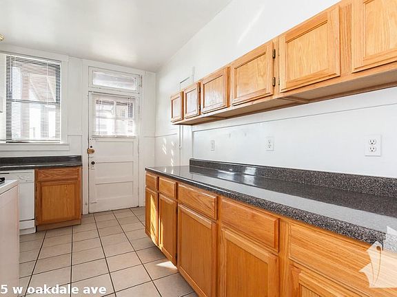 4th image of 1115 W Oakdale Ave #426