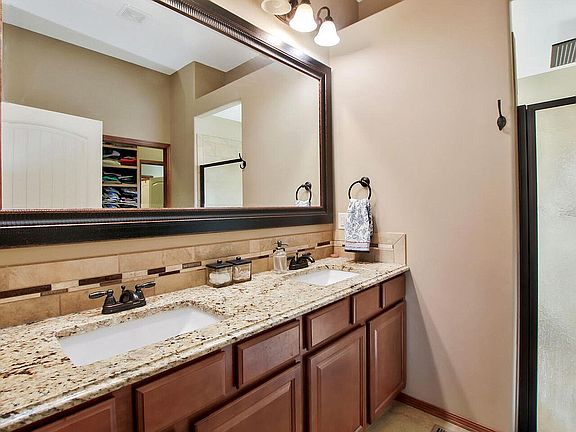 Dual sink master bath