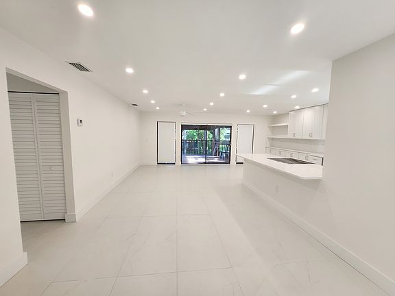 3rd image of 30 Pelican Pointe Dr APT 201