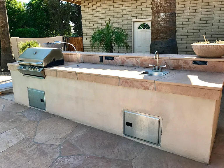185 E Cercado Ln — Photo 40