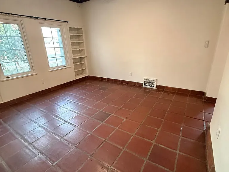 27490 Norwood St — Photo 8