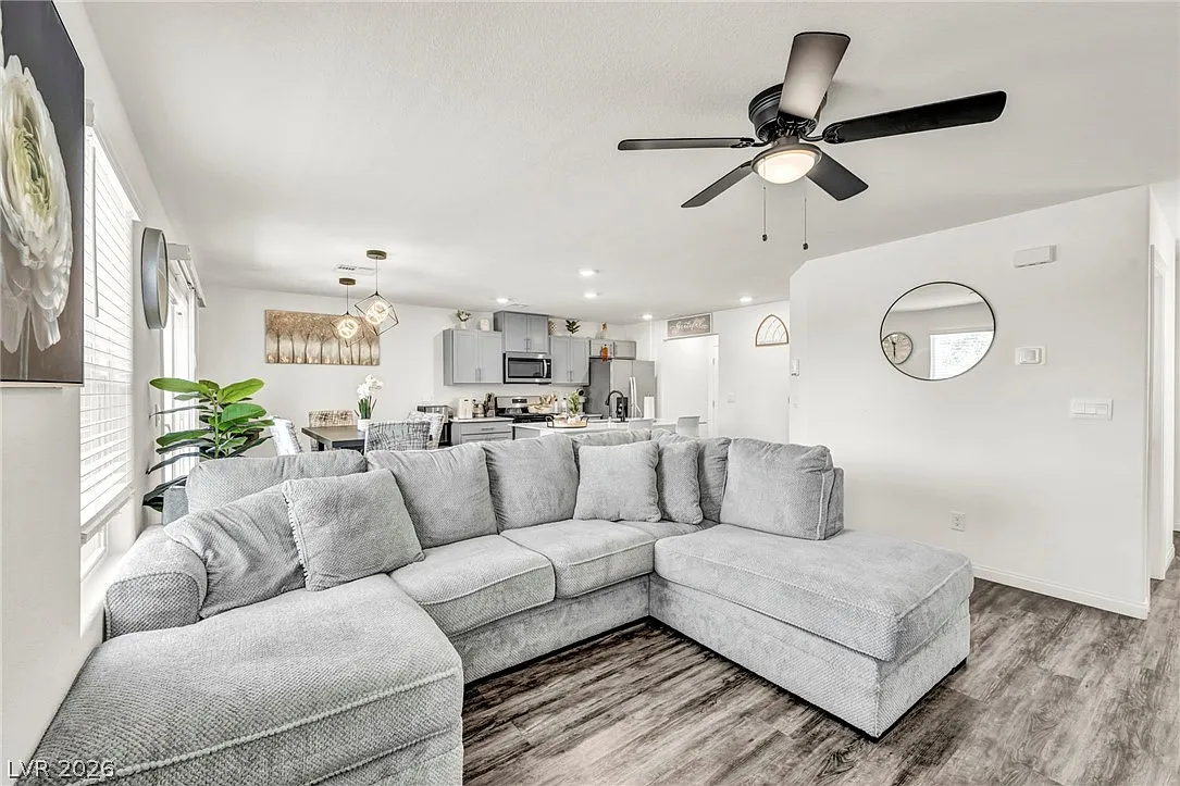 4 bed, 2.5 bath, 1554 sqft, $2,505 — Photo 3