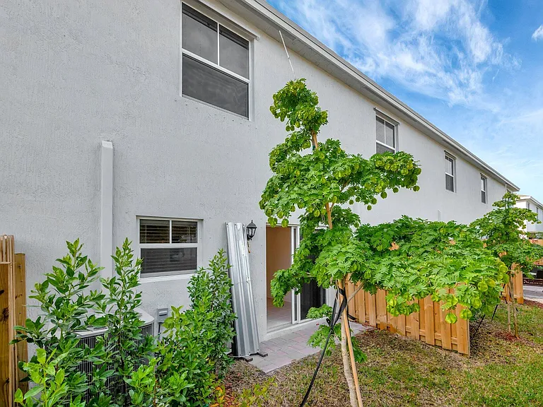 441 NE 1st Dr — Photo 32