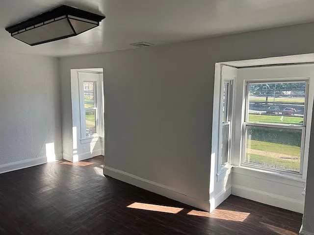 3 bed, $1,325 — Photo 1