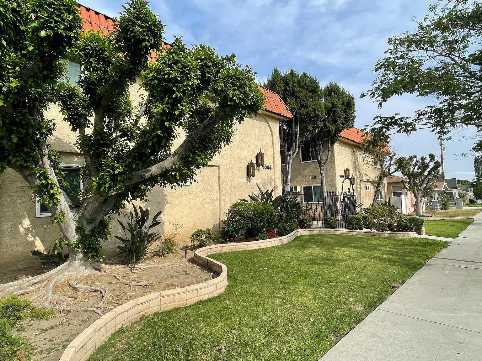 2 bed, 700 sqft, $2,200 — Photo 3