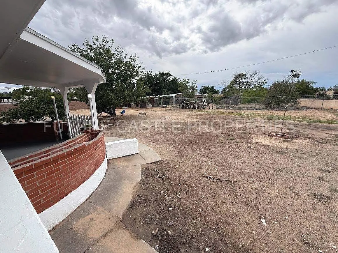 3 bed, 2.0 bath, 2200 sqft, $2,700 — Photo 2