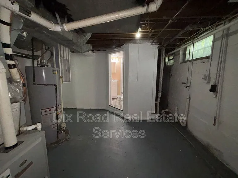 1927 Burroughs Dr — Photo 37