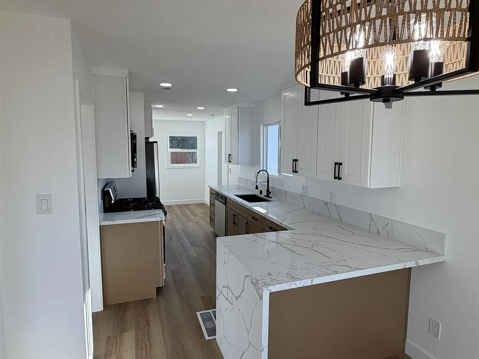 2 bed, 1.0 bath, 808 sqft, $2,795 — Photo 3
