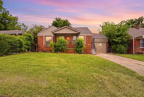 2228 SW Grand Blvd Photo 1