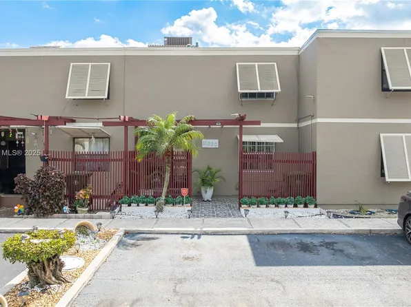 11030 S Lakeview Dr, Pembroke Pines, FL 33026