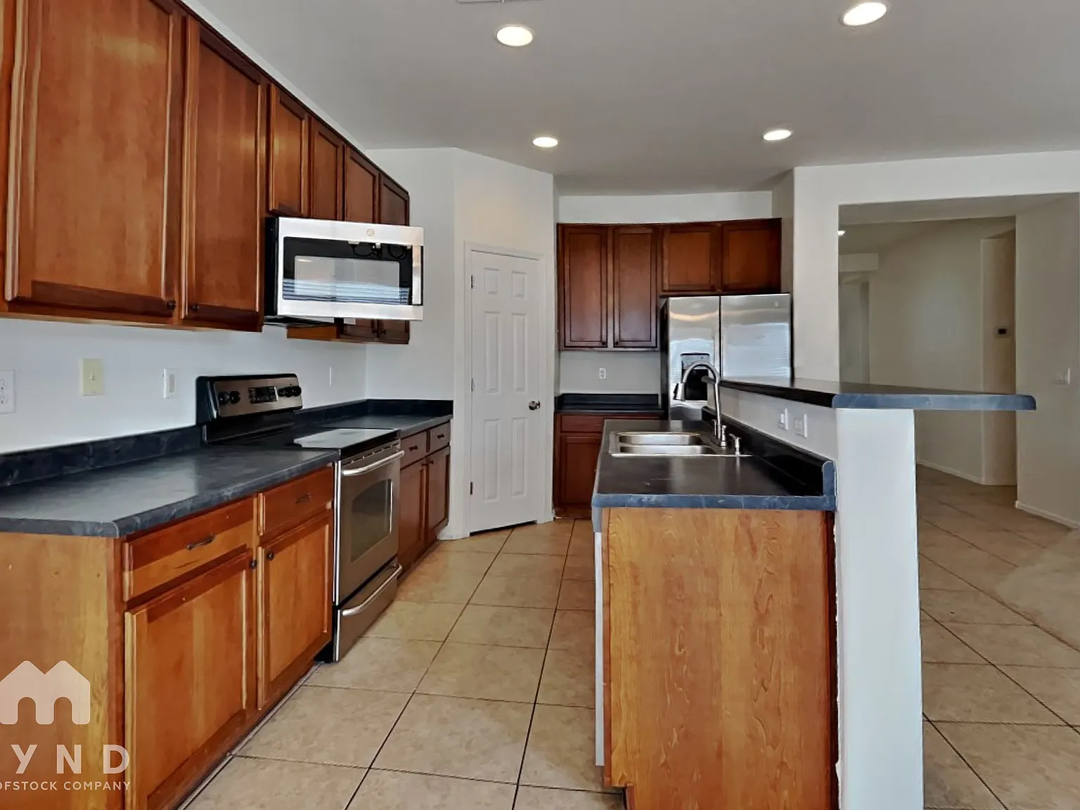 4 bed, 3.0 bath, 1809 sqft, $2,255 — Photo 4