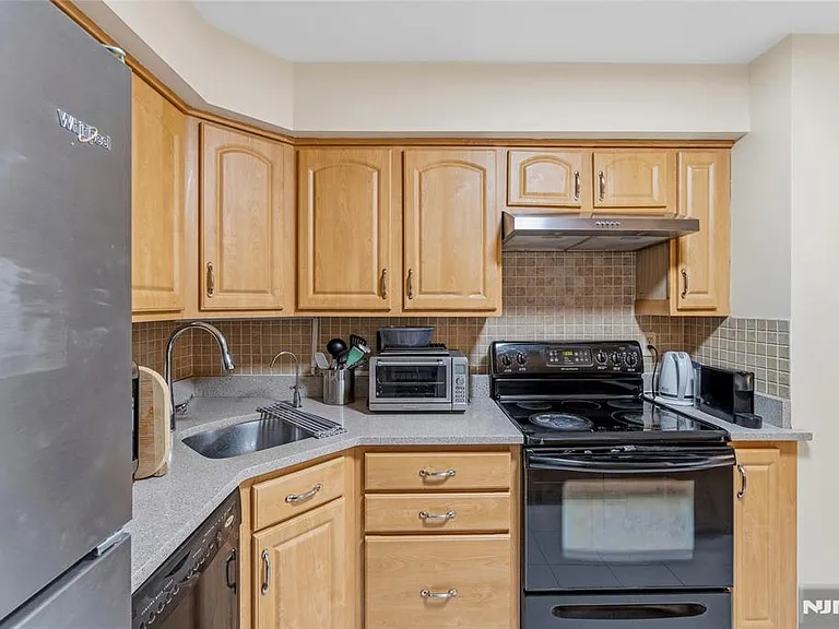 546 Windsor Dr — Photo 7