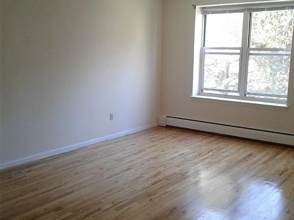 3rd image of 186 Franklin St APT 1G