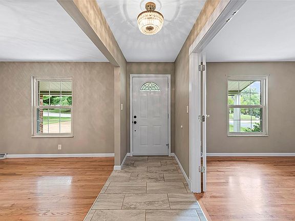 3rd image of 114 Royal Oaks Dr