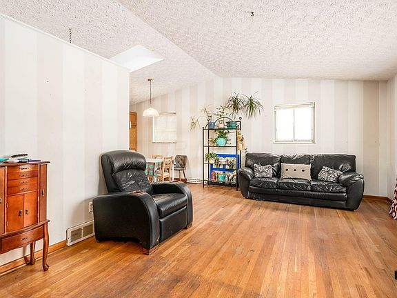4th image of 399 Potawatomi Dr