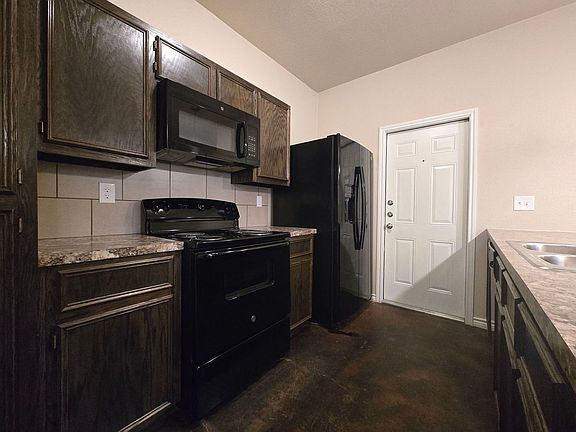 4th image of 905 Rosewood Dr #A