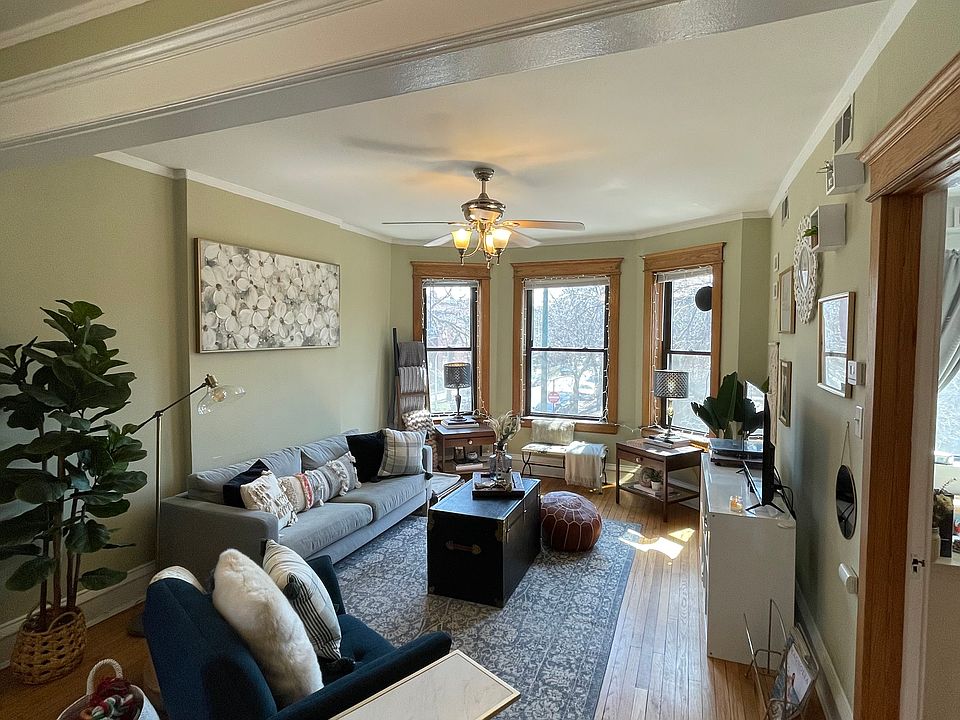 1st image of 3600 N Greenview Ave APT 3