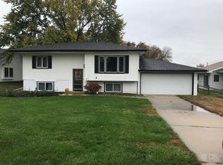 906 W Nishna Rd, Shenandoah, IA 51601