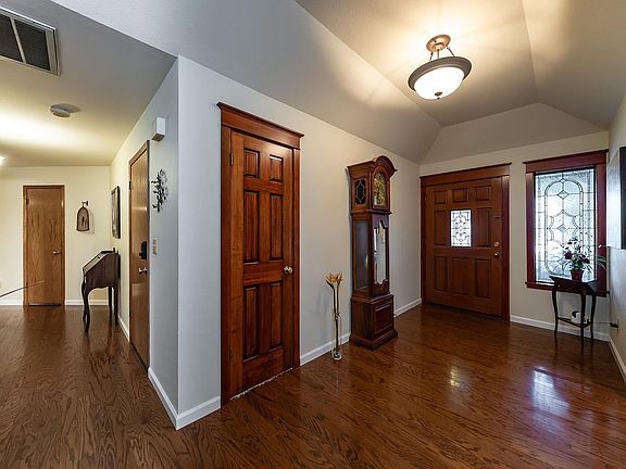 4th image of 1346 E Cromwell Ave