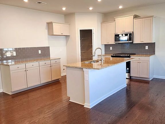 3rd image of 395 Paulownia Cir