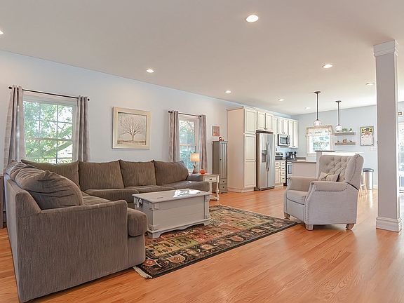 4th image of 9 Parker St