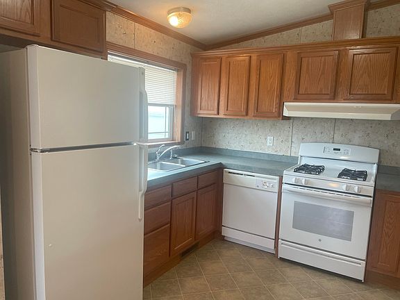 5th image of 211 Balsam St