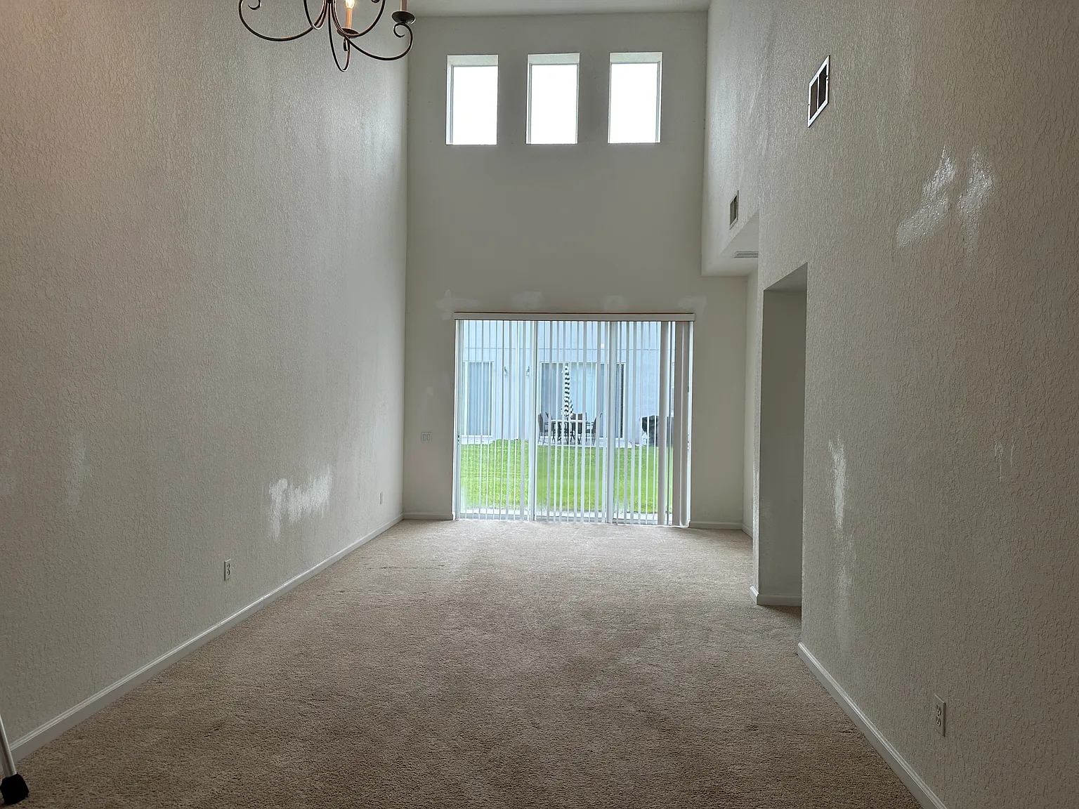 3 bed, 3.5 bath, 2072 sqft, $2,400 — Photo 2