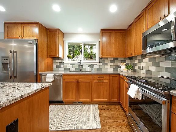 3rd image of 12561 Roosevelt Way NE
