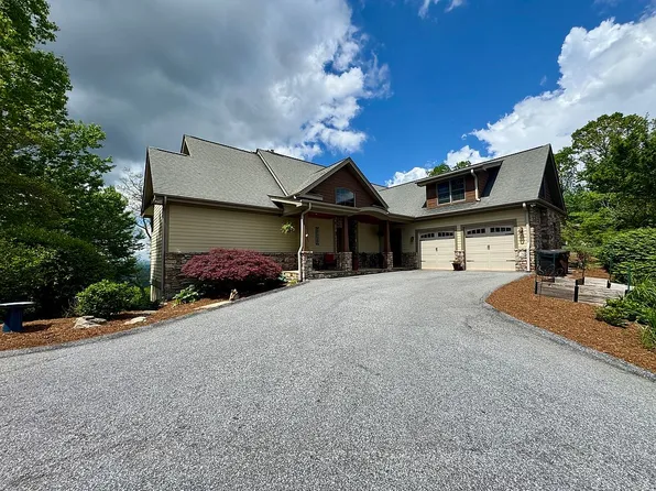 851 Sunlight Ridge Dr, Hendersonville, NC 28792