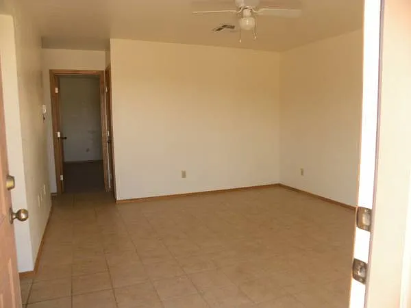 2 bed, 833 sqft, $985 — Photo 2
