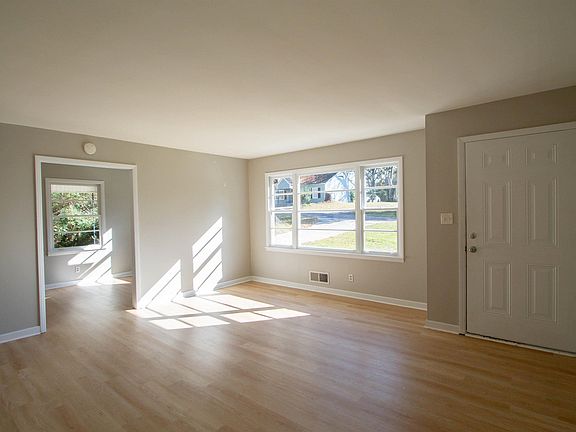 4th image of 112 19th Ave NW