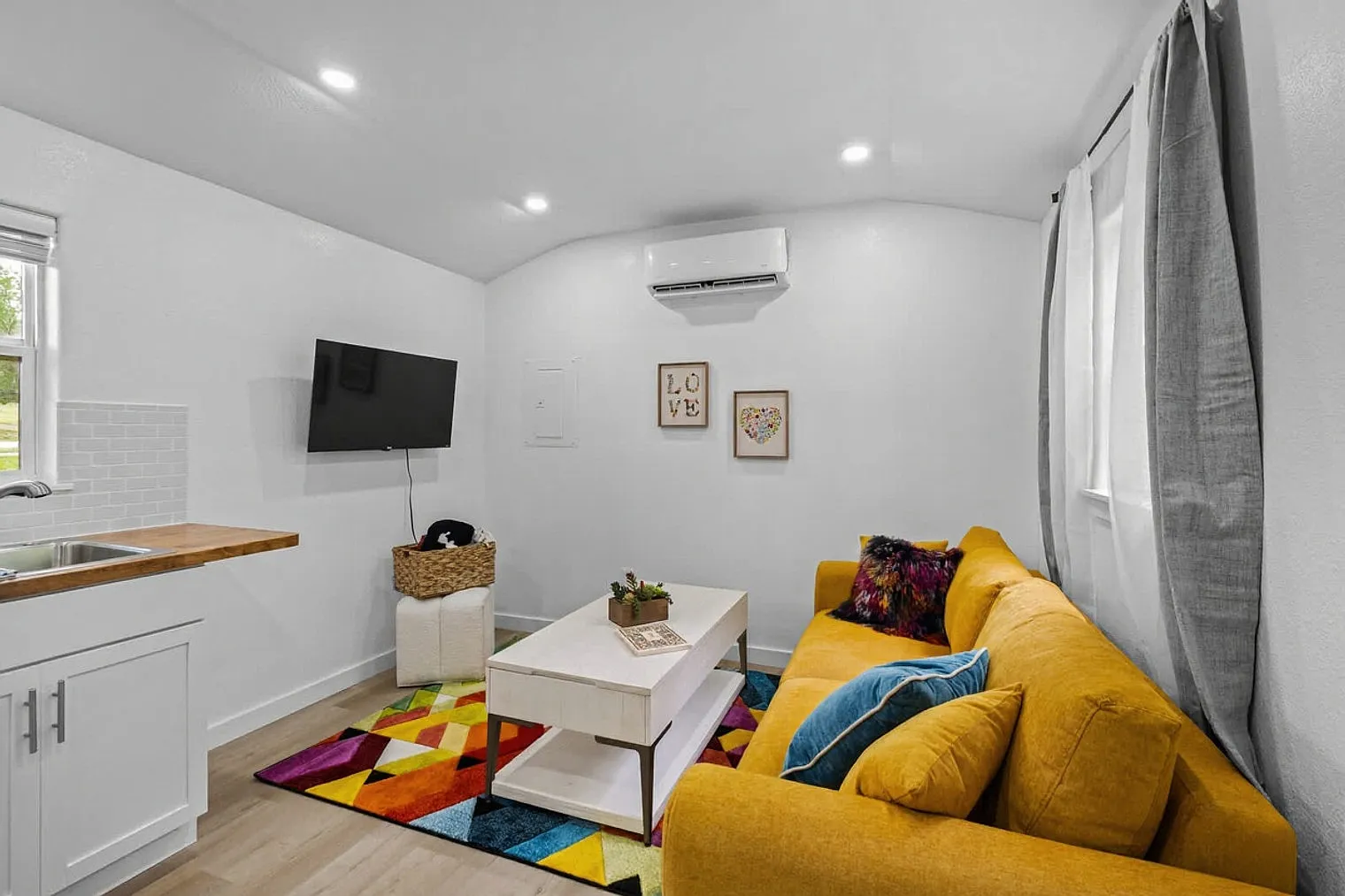 1 bed, 1.0 bath, 893 sqft, $2,358 — Photo 1