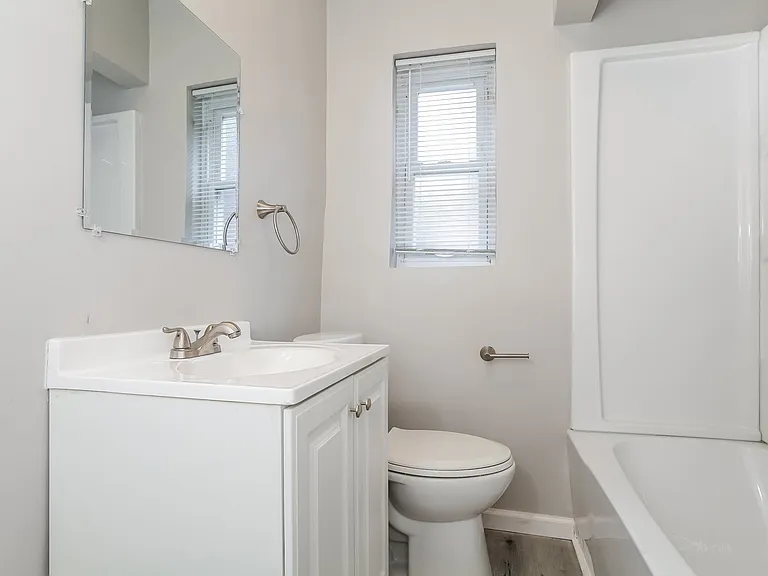 1947338_028_bathroom_13097320.jpg