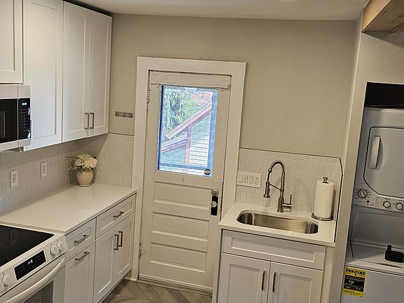 3rd image of 471 9th Ave N #4