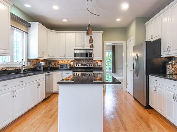 3rd image of 181 Scarlet Dr