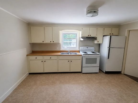 3rd image of 905 Main St #3