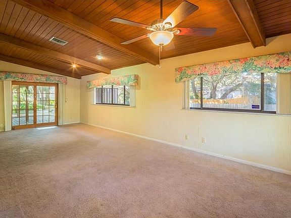 5th image of 1009 Oak Cir