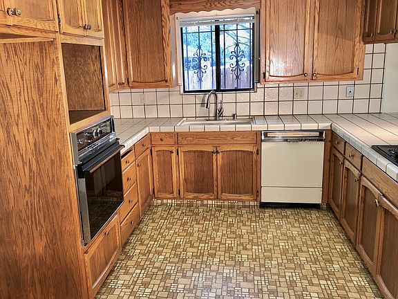 4th image of 655 E Essex St