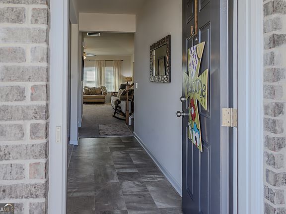 4th image of 105 Royal Oak Dr NE