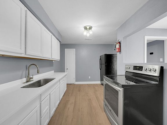 4th image of 5831 Lyndhurst Dr