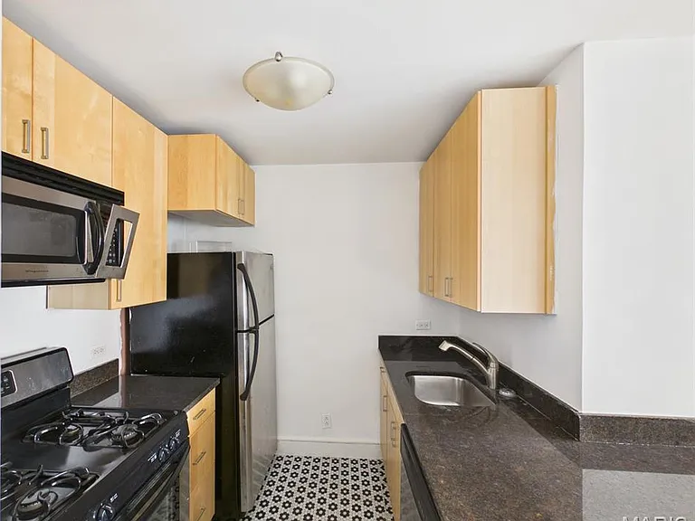 210 N 17th St #405 — Photo 5