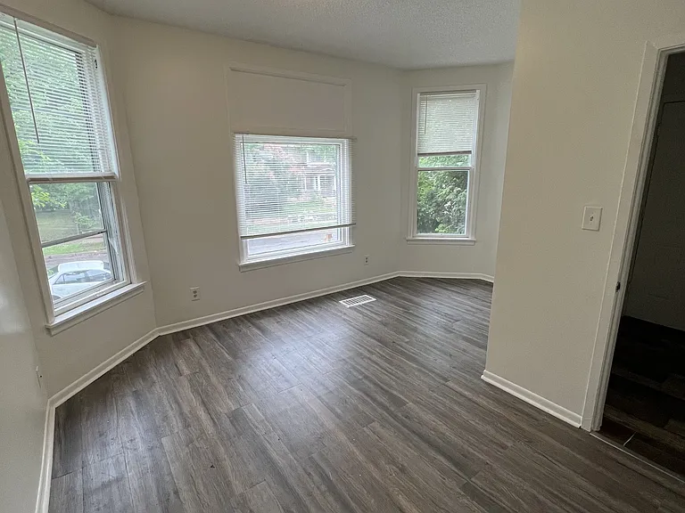 1146 Reaney Ave E #1 — Photo 4