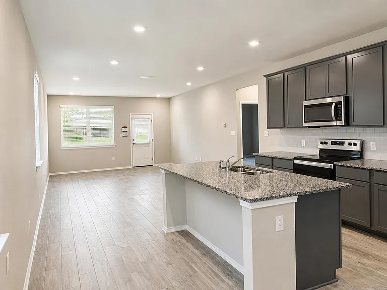 2156 Griffith Dr — Photo 2