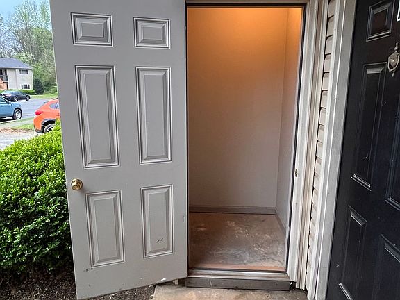 3rd image of 5005 Chancellor Sq NW