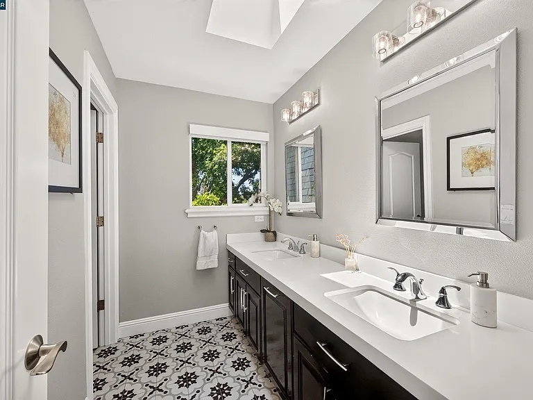 2207 Martin Ave — Photo 68