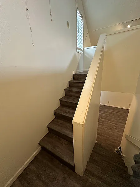 Building Photo - 910 E 9th Ave #2