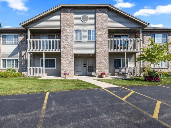 S76W16927 Gregory DRIVE #A, Muskego, WI 53150