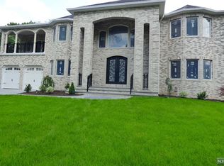 32 Hollybrook Rd, Paramus, NJ 07652